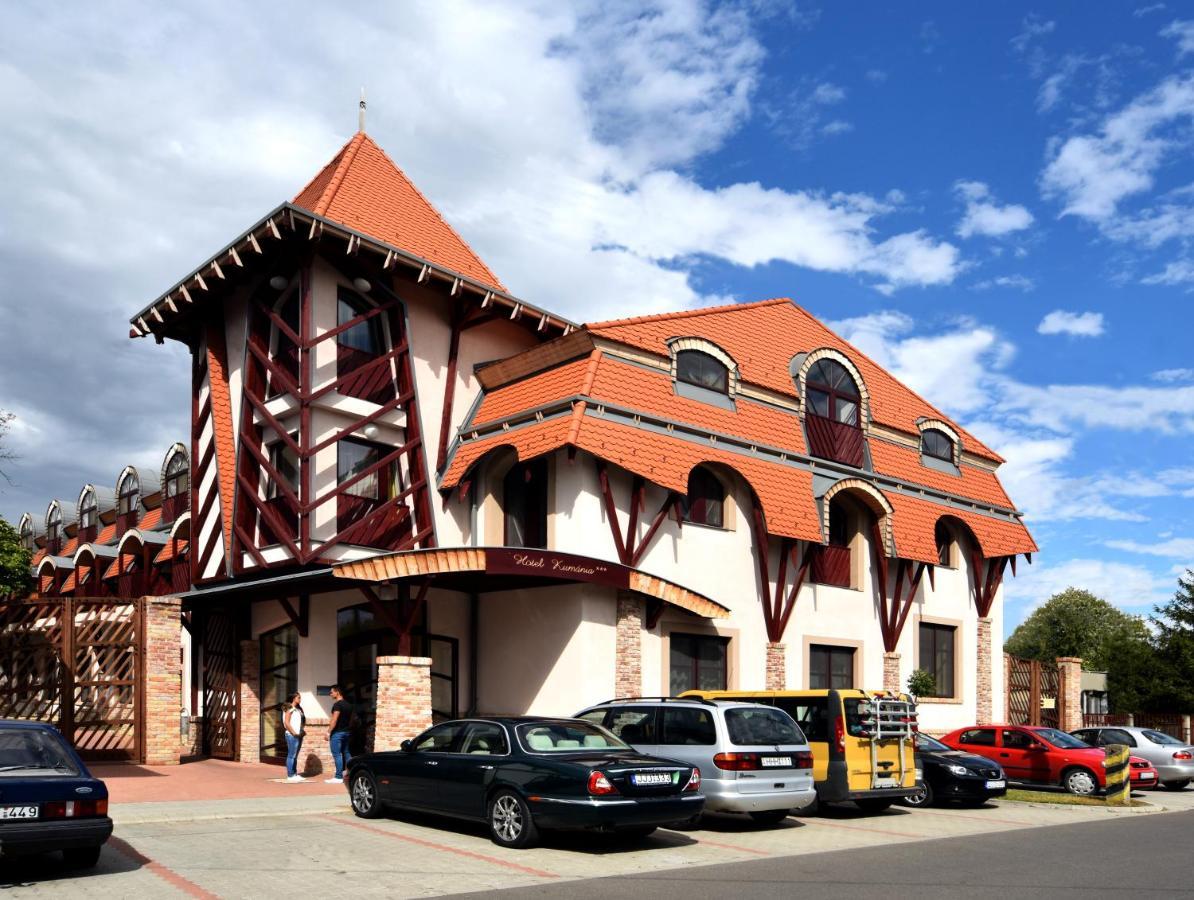 Hotel Kumánia Kisujszallas Exterior foto
