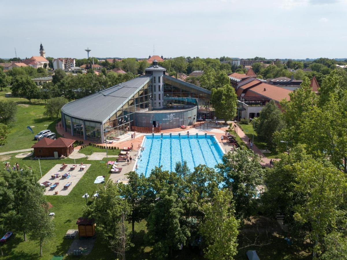 Hotel Kumánia Kisujszallas Exterior foto