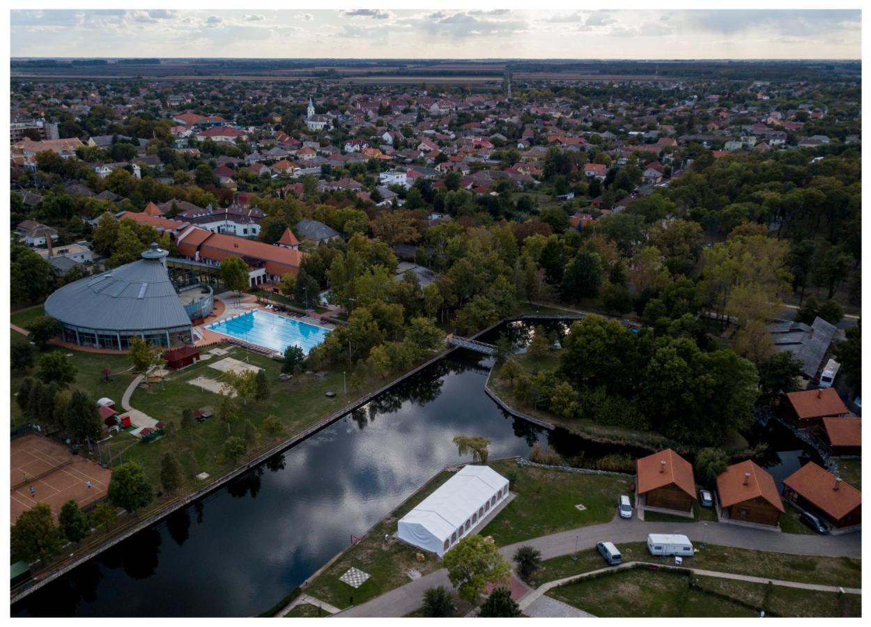 Hotel Kumánia Kisujszallas Exterior foto