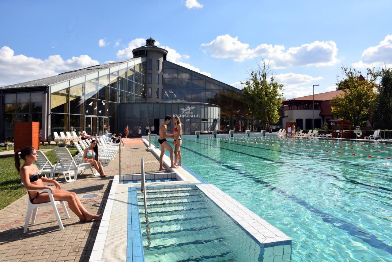 Hotel Kumánia Kisujszallas Exterior foto